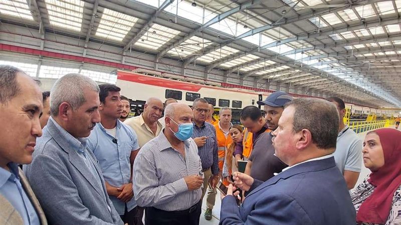 وزير النقل خلال جولة