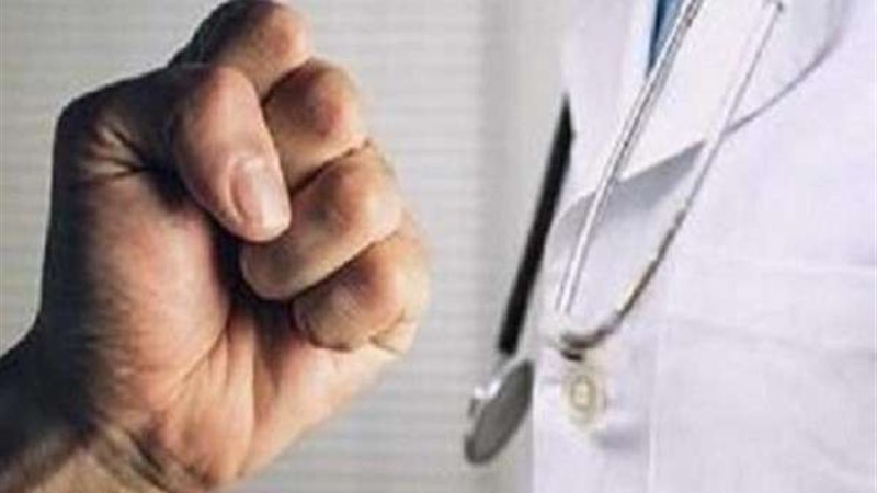 الاعتداء على طبيب