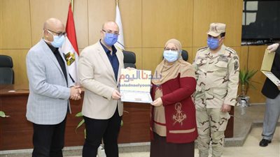 محافظ بني سويف يكرم بعض أسر الشهداء و9 ممرضات تعافين من كورونا