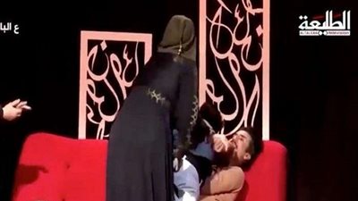 ضرب بالأحذية وألفاظ نابية في برنامج مقالب على قناة عراقية