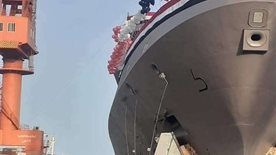 وزير الدفاع يتفقد الغواصة 