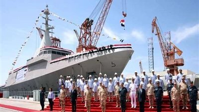 بالصور.. وزير الدفاع يدشن فرقاطة شبحية جديدة من طراز 