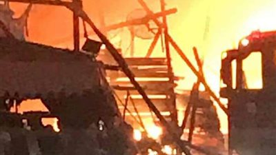 اندلاع حريق هائل في أسواق 