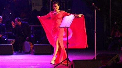 جوهرة يجب الحفاظ عليها .. عزة مصطفى تتغزل في شيرين عبد الوهاب | فيديو