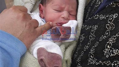 تفاصيل مثيرة.. أم بلا رحمة تتخلى عن طفلتها بعد لحظات من الولادة