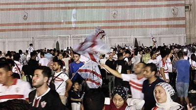 جماهير الزمالك تحتفل بالفوز بالدوري في مقر النادي بميت عقبة