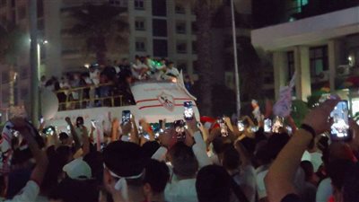 جمهور الزمالك يستقبل اللاعبين بالشماريخ والألعاب النارية احتفالا بالدوري (صور)