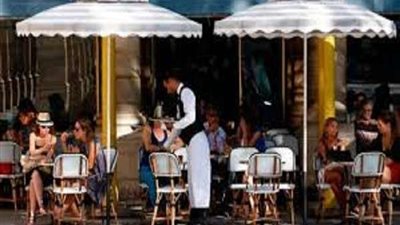 قوالب زجاجية ومسافة متر بين الجالسين.. شروط صارمة لإعادة فتح المقاهي