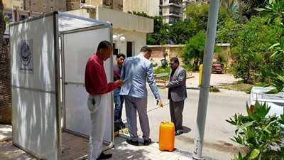 بالصور.. تركيب بوابة تعقيم على مدخل مبنى الإذاعة والتليفزيون بالإسكندرية