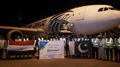 سفير مصر لدى باكستان يشارك في استقبال الرحلة الأولى لـ«مصر للطيران» لشحن البضائع