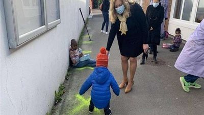 صور لأطفال بمدارس فرنسا مؤلمة عن القادم في عصر الكورونا