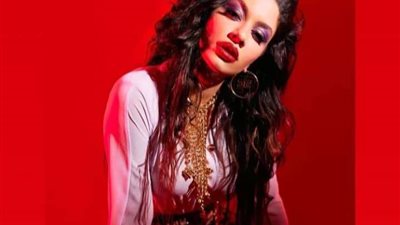 بلوك مختلف.. سينتيا خليفة تتصدر غلاف إحدى المجلات