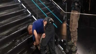 شاهد.. أشرف بن شرقي يعتدي بالضرب على رامز جلال