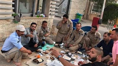 أحمد فلوكس يفطر مع أمن الكمبوند وينهى الخلاف.. فيديو وصور