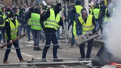 حركة السترات الصفراء تنظم أول احتجاج في فرنسا منذ تخفيف الإغلاق