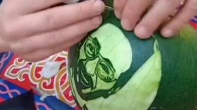 شاهد.. تعليق أحمد حلمي بعد نحت صورته على البطيخ
