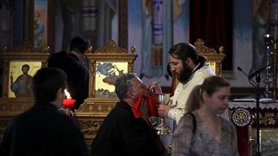 للمرة الأولى منذ أسابيع.. كنائس اليونان تفتح أبوابها أمام المصلين