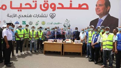 بالصور.. محافظ سوهاج يستقبل قافلة غذائية لدعم قرى 