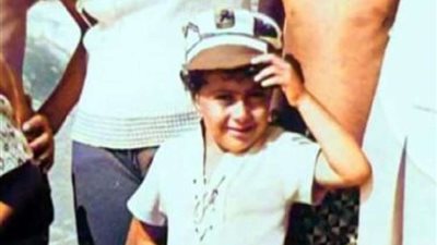 المخرج مجدي الهواري يُشارك جمهوره بصورة من طفولته عبر 