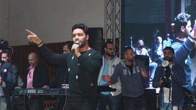 المُطرب أحمد جمال ينشر فيديو جديد من أغنيته 