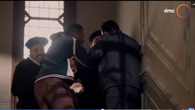 شاهد| جماهير يمنية تحتفل برضوان البرنس بعد ضربه لأشقائه