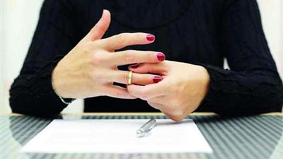 سيدة ترفع دعوى طلاق بسبب 