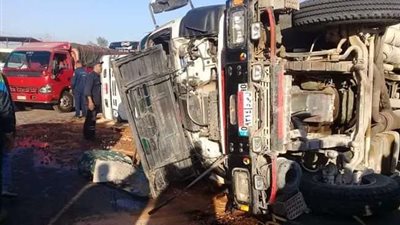 إصابة قائدها.. تفاصيل انقلاب سيارة نقل بطريق الإسماعيلية الصحراوي