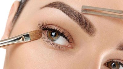 5 مواد طبيعية للحصول حواجب كثيفة.. على قد الإيد