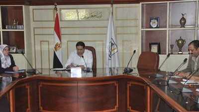 نائب محافظ بني سويف يبحث إجراءات عملية لتفعيل محور 