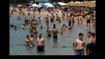 بالصور.. ازدحام شديد بشواطئ اليونان بعد تخفيف إجراءات كورونا