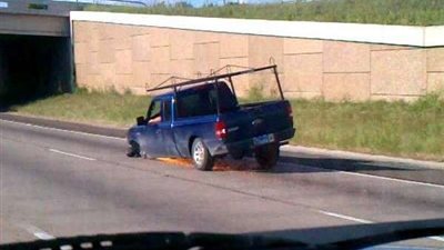 بالفيديو.. انفجار إطار شاحنة في رجل يسير بجانبها