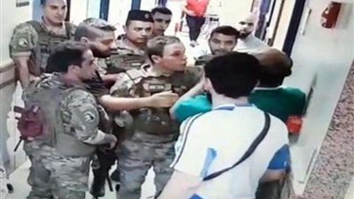 ضرب على الوجه.. مشاهد من اعتداء جنود لبنانيون على طبيب أثناء عمله