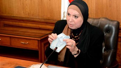 وزيرة التجارة والصناعة تبحث مع منتجى الملابس الجاهزة تصنيع الكمامات القماش