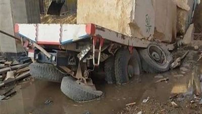 إصابة شخص في انقلاب سيارة نقل بطريق البحيرة