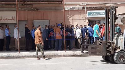 رغم كورونا.. تجمع لعمال 