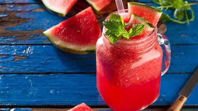 طريقة عمل سموزي البطيخ في البيت زي «الكافيهات»