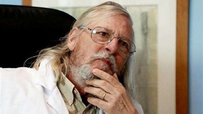 طبيب فرنسا المشاغب يرد على ترامب.. ماذا قال؟