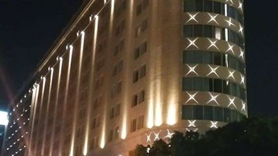 وزير قطاع الأعمال العام يتفقد اللمسات النهائية لمشروع إضائة ميدان التحرير