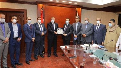محافظ سوهاج يشيد بتبرع الغرفة التجارية لدعم المنظومة الصحية