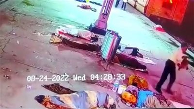 رجل يختطف رضيعاً من حضن أمه داخل محطة القطار ويفر هاربًا (فيديو)