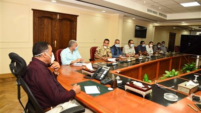 محافظ مطروح يناقش نسب تنفيذ أعمال تطوير عقارات حي الزهور