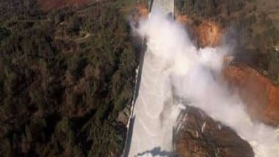 شاهد.. انهيار سدين بأمريكا وإجلاء  الأمريكيين