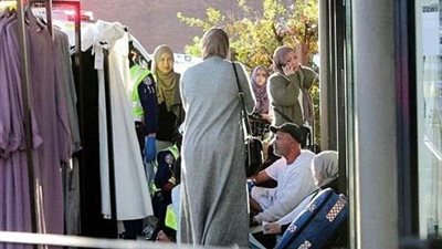 إصابة العشرات.. سيارة تقتحم محل ملابس شهير