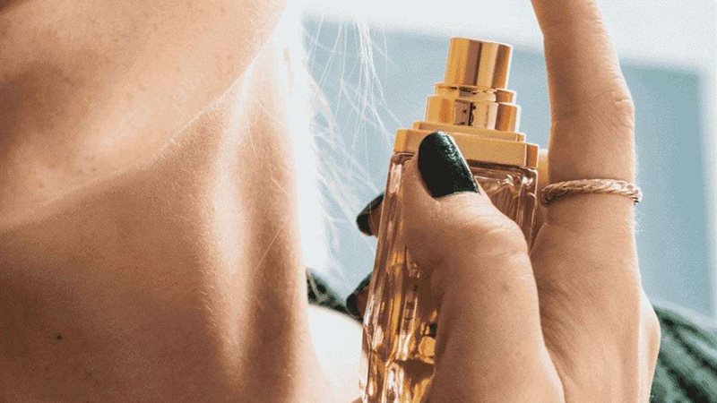 حكم تعطر المرأة