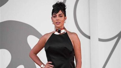 تألق جورجينا بالأسود .. إطلالات اليوم الثاني من مهرجان البندقية