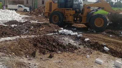 إزالة التعدي بالبناء المخالف على الأرض الزراعية ببني سويف