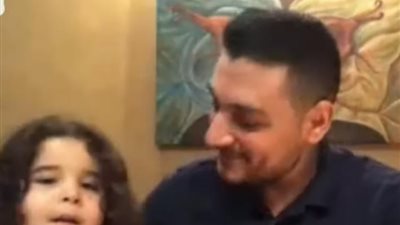 بسبب لعبة النسيان.. ابنة الفنان أحمد صفوت تفاجئه على الهواء 