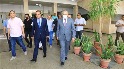 محافظ سوهاج يتفقد حالة مصابي حادث طريق سوهاج البحر الأحمر