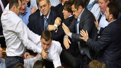 هونج كونج على صفيح ساخن.. اشتباكات ومشاجرات بين المعارضة والأمن