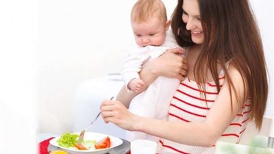 5 نصائح غذائية مهمة للأمهات المرضعات.. إشربي سوائل